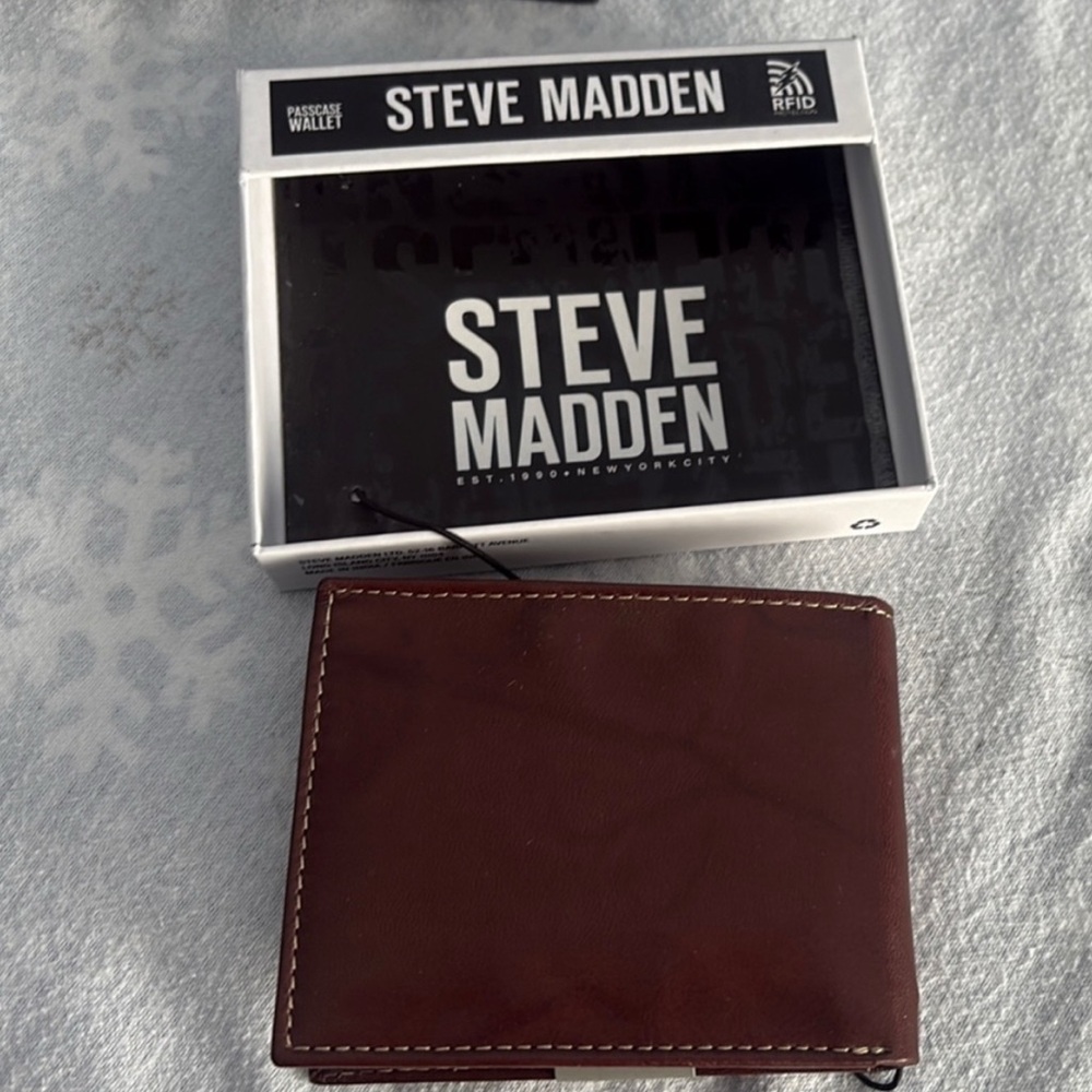 Steve Madden Brown Wallet with
Genuine Leather and Bifold Design - Picture 5 of 5